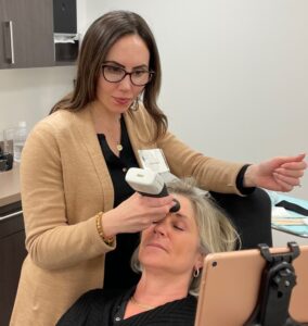 Jacklyn Sudetic trains on Ultrasound Imaging.